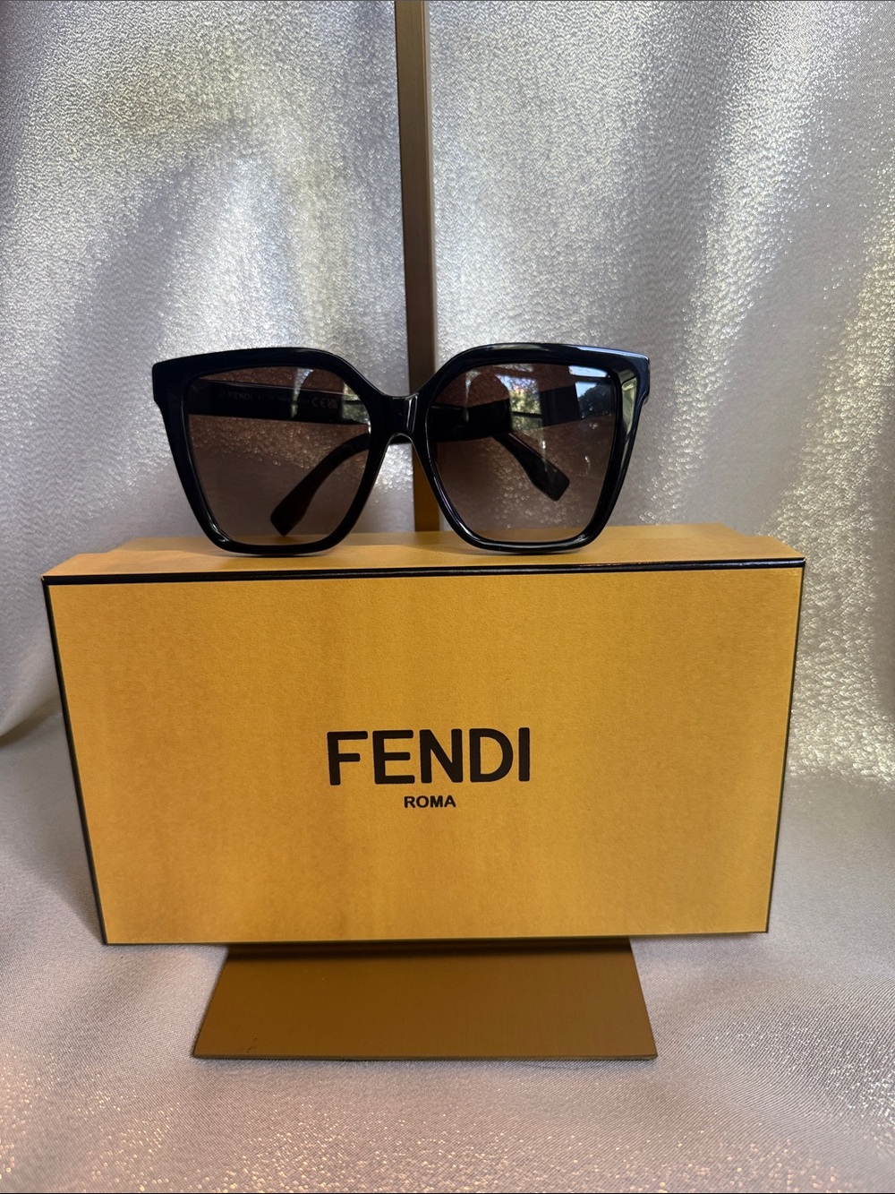 Fendi Black Oversized Cat-Eye Sunglasses with Brown Gradient Lenses